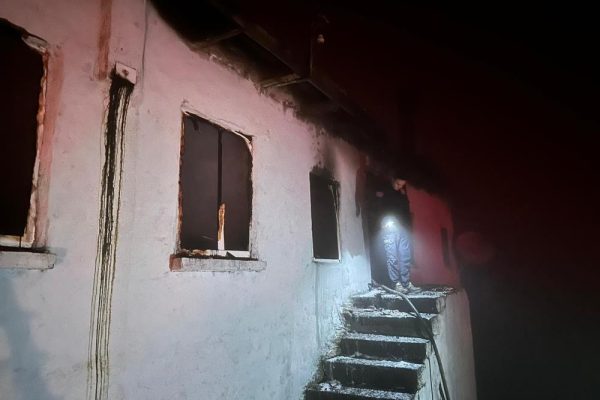 YANGIN EVİ KULLANILMAZ HALE GETİRDİ