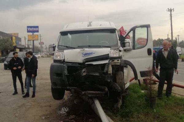 SERVİS MİNİBÜSÜ İLE OTOMOBİL ÇARPIŞTI: 6 YARALI