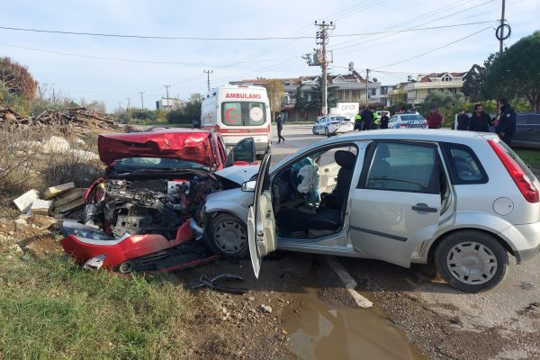 İKİ ARAÇ KAFA KAFAYA ÇARPIŞTI : 8 YARALI