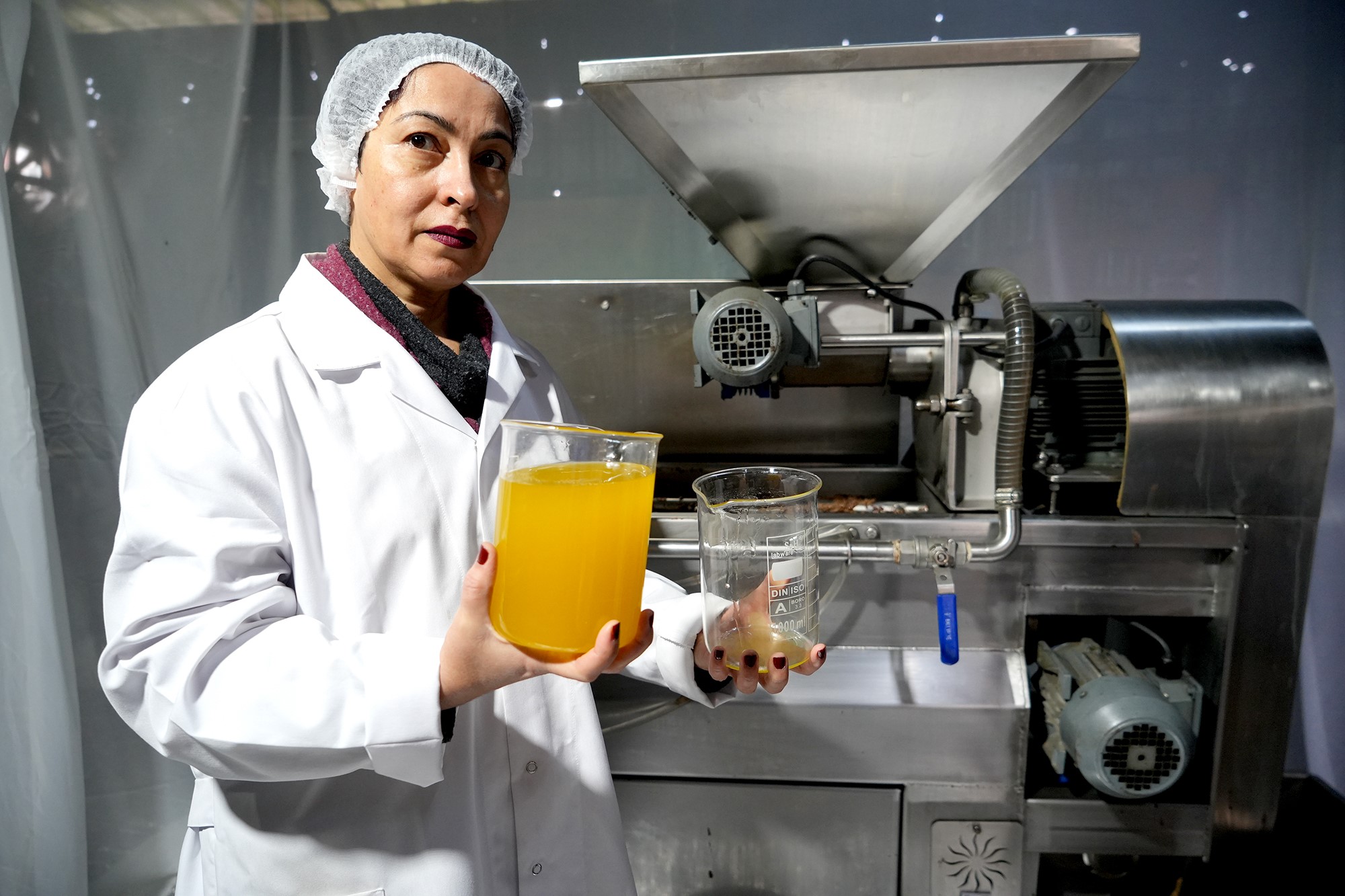 Balıkesir’in Edremit ilçesinde geliştirdiği makineler ve farklı teknik ile zeytinyağını