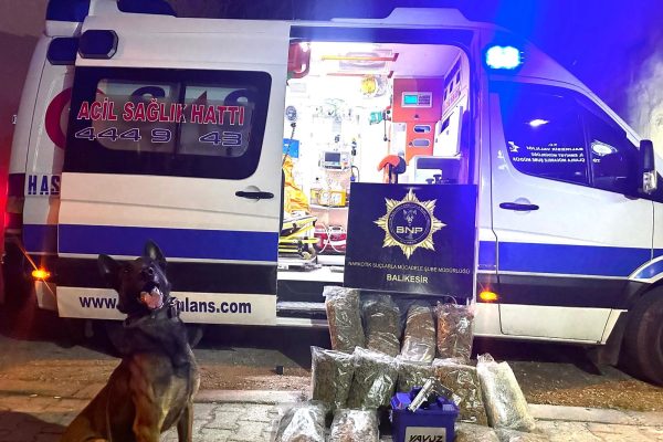 AMBULANSLA UYUŞTURUCU SEVKİYATINA NEFES KESEN OPERASYON