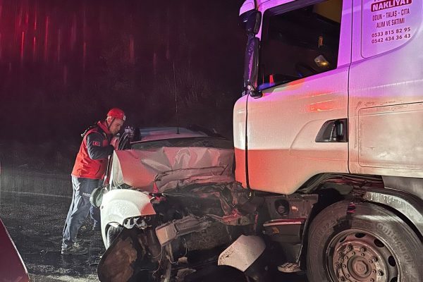 TIR VE OTOMOBİL KAFA KAFAYA ÇARPIŞTI: 3 KİŞİ HAYATINI KAYBETTİ