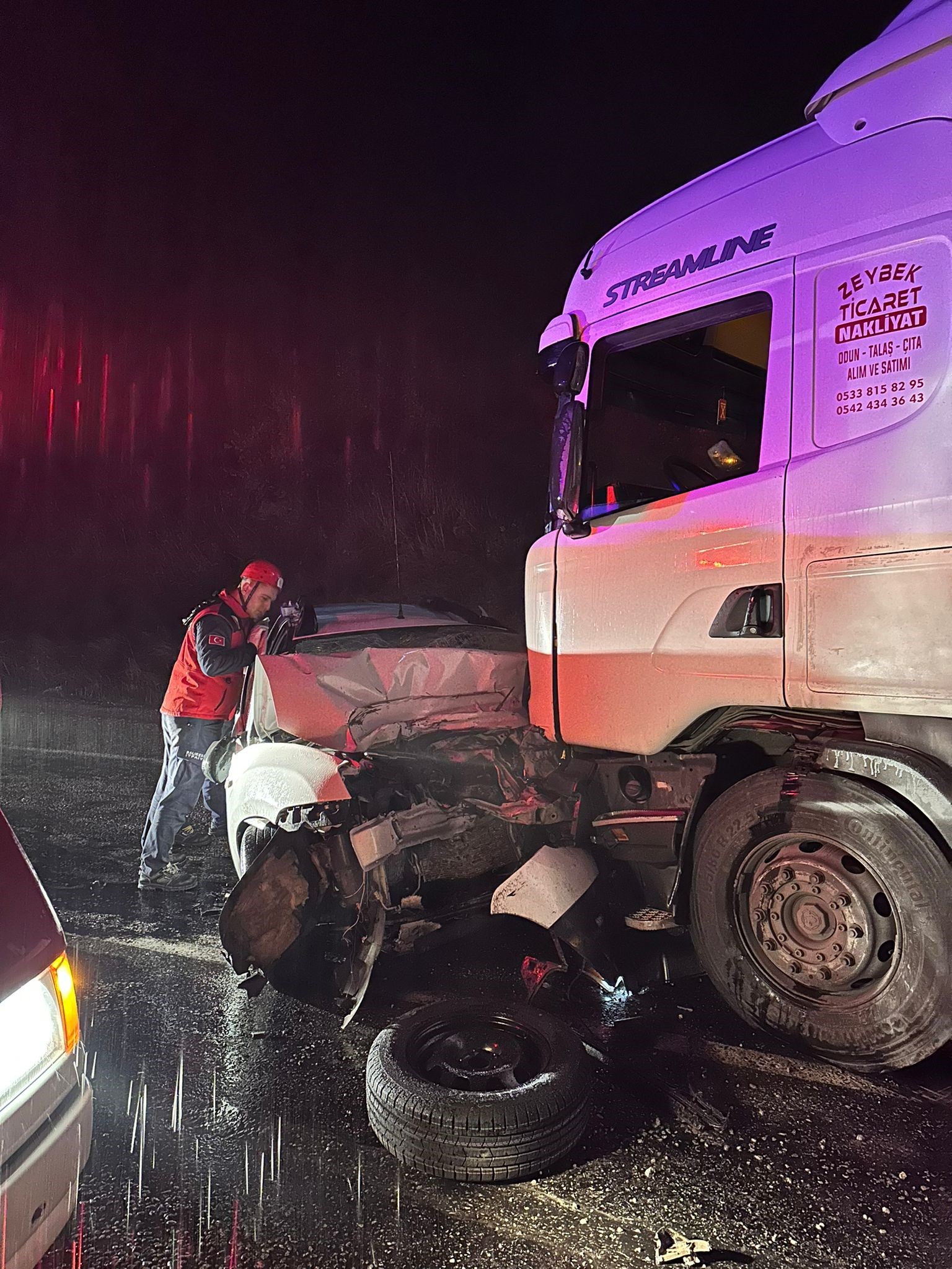 Balıkesir’de otomobil ile tırın kafa kafaya çarpıştığı kazada 3 kişi