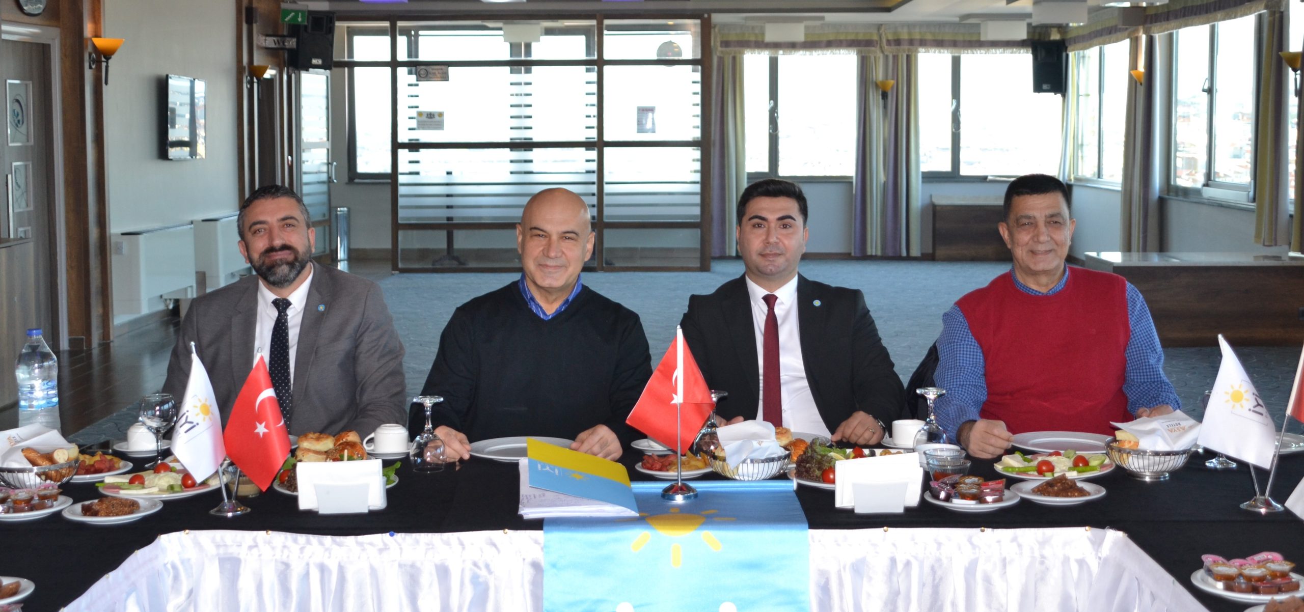 Yeni göreve gelen İyi Parti İlçe Başkanı ve Yönetim Kurulu