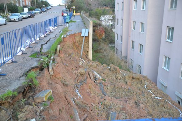 ÇÖKEN İSTİNAT DUVARINA BANDIRMA BELEDİYESİ EL ATTI