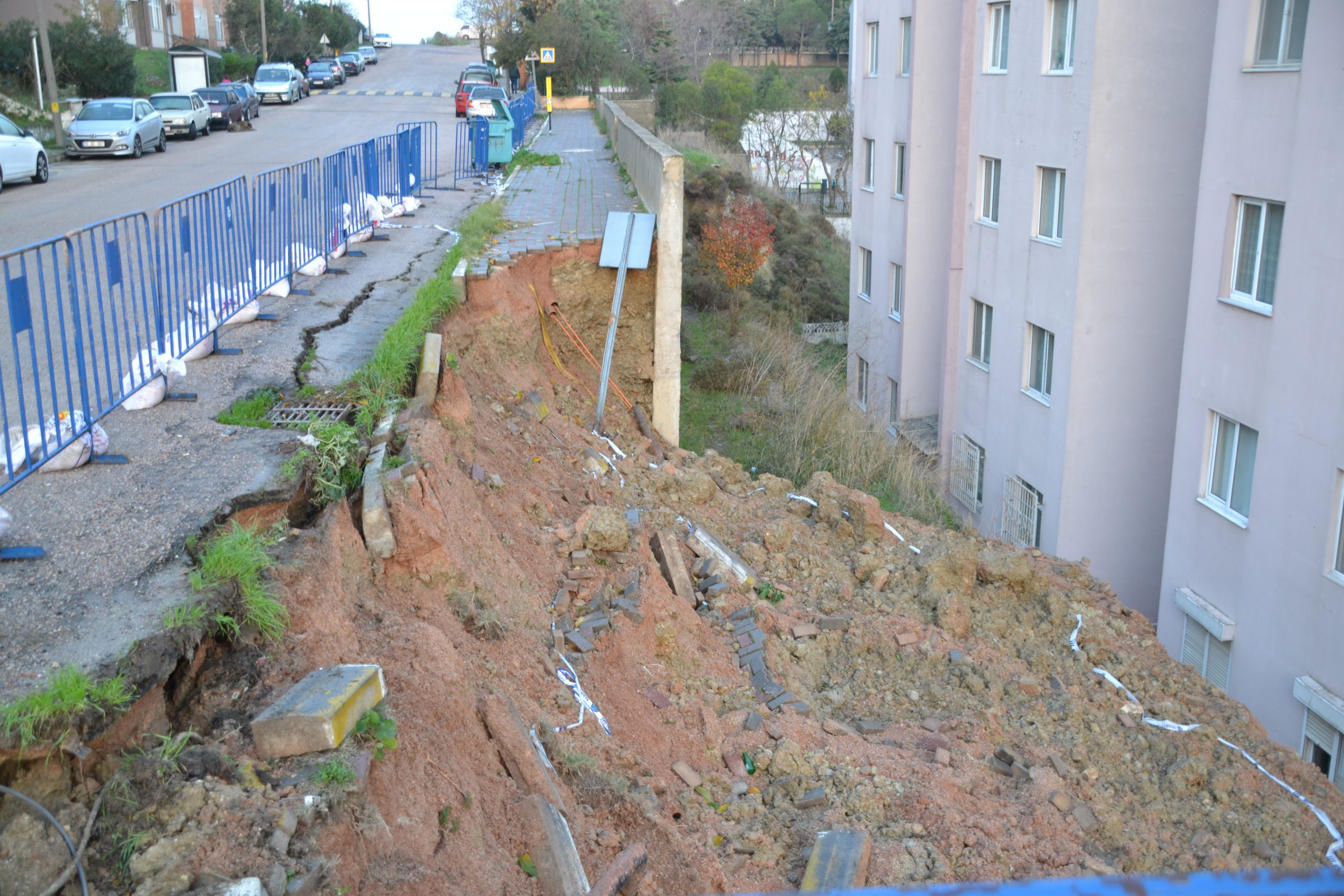 Levent Mahallesinde istinat duvarının çökmesi dolayısıyla Eser Sitesi büyük bir