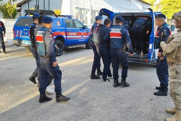 JANDARMA KIRSALDA KUŞ UÇURTMADI
