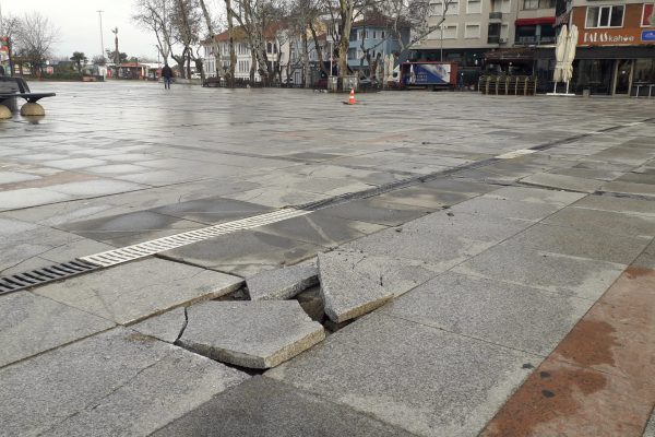 YASAK ÜÇ GÜN SÜRDÜ, MEYDANDA YİNE ONLARCA GRANİT PARAMPARÇA