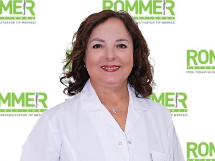 Prof. Dr. Jale İrdesel, Rommer İnternational Fizik Tedavi Merkezi’nde hasta
