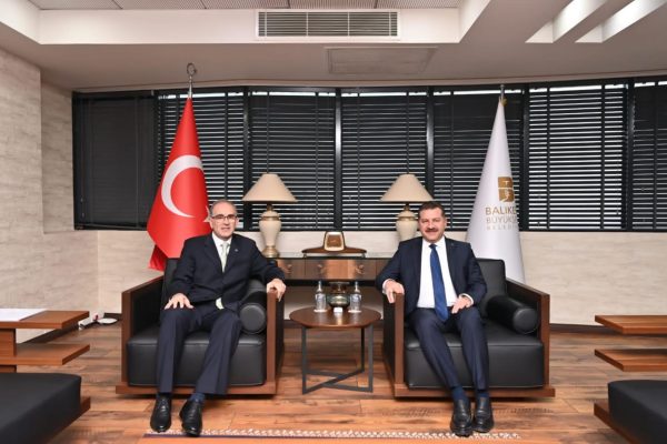 REKTÖR BOZ BÜYÜKŞEHİR BELEDİYE BAŞKANI YILMAZ’I ZİYARET ETTİ
