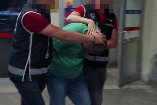 FETÖ FİRARİSİNİ KAÇIRMAYA ÇALIŞIRKEN YAKALANDILAR