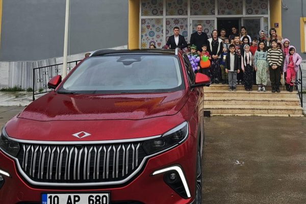 YERLİ MALI HAFTASINDA OKULA YERLİ MALI OTOMOBİLLE GİTTİ