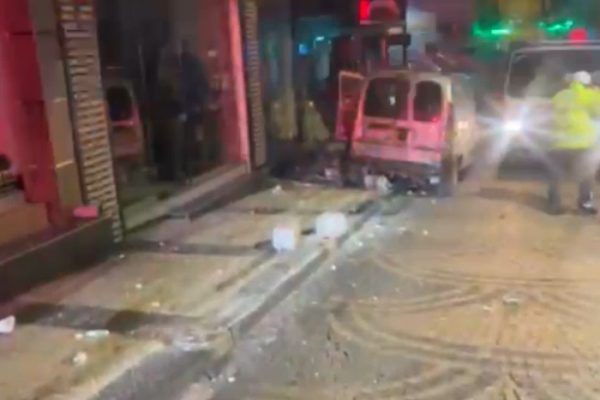 AŞIRI HIZLIYDI, İŞYERLERİNE GİRMESİNE RAMAK KALDI
