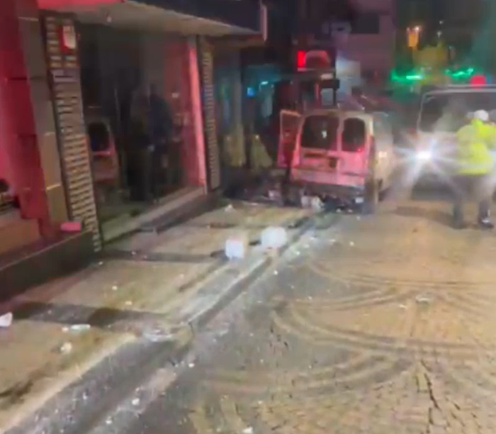 Günaydın Mahallesinde aşırı hız sebebi ile otomobil elektrik direklerine ve