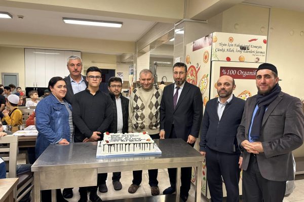 HAFIZLIĞINI PASTA KESEREK KUTLADI