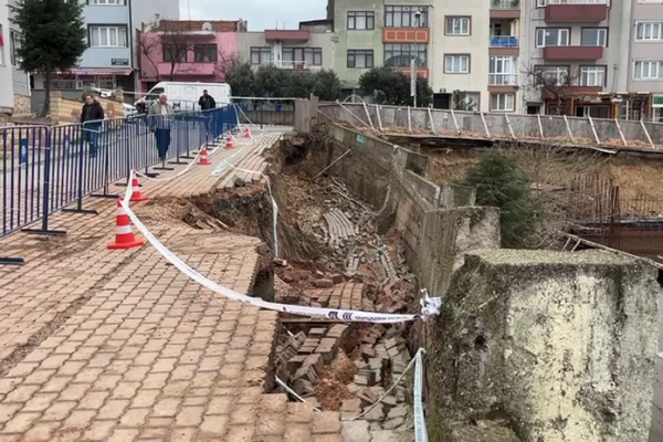 ÇÖKEN İSTİNAT DUVARI TEDİRGİN EDİYOR