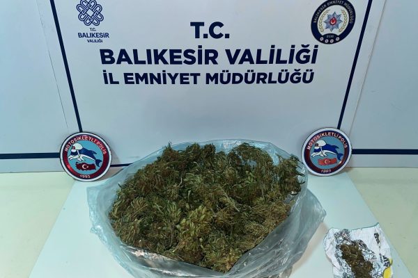 ARAÇ KONTROLÜNDE UYUŞTURUCU BULUNDU