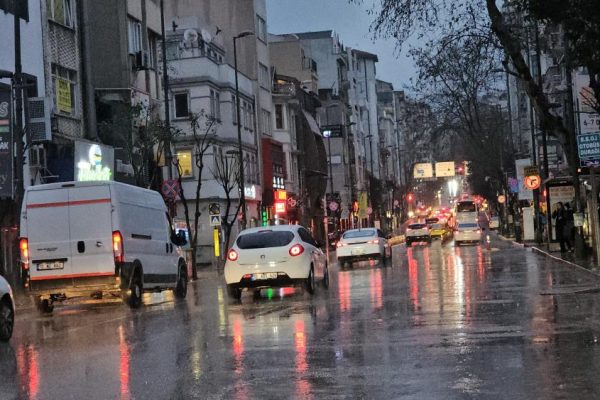 YAĞIŞ VE FIRTINA BANDIRMA’YI ETKİSİ ALTINA ALDI
