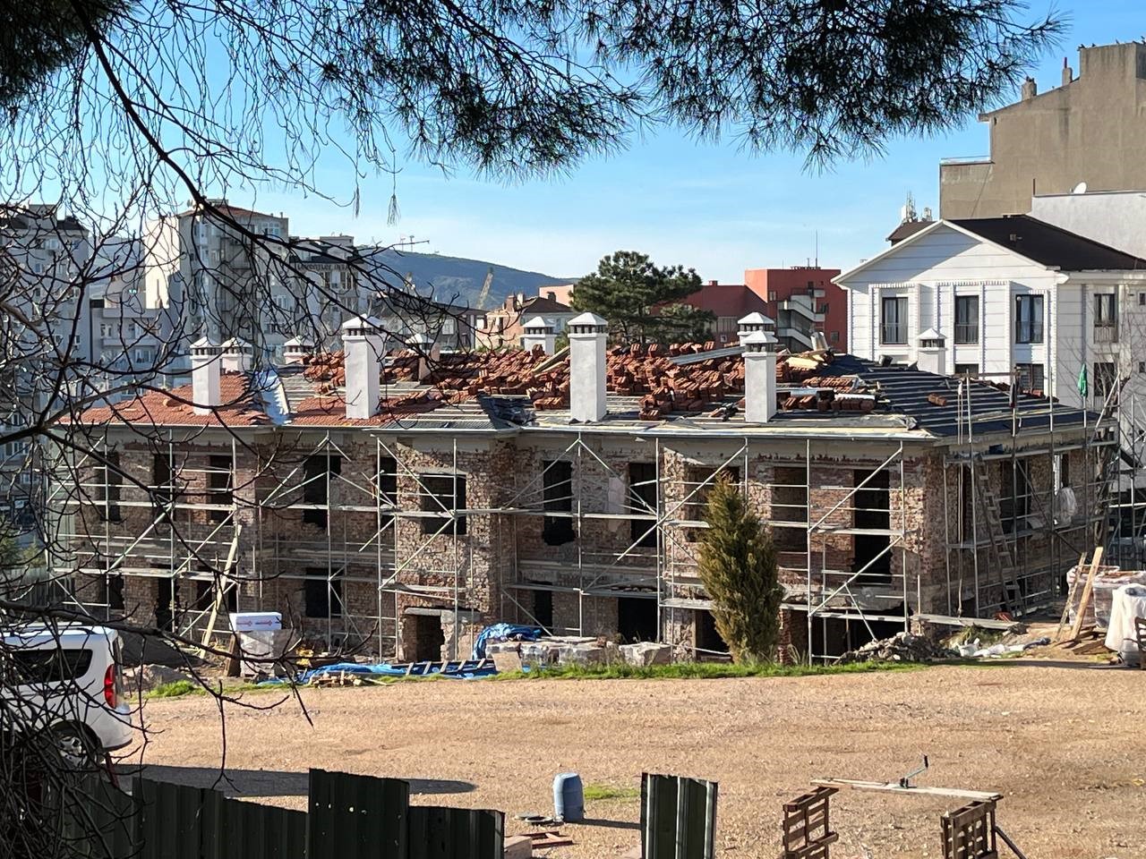 Yıkılma tehlikesi nedeniyle defalarca gündeme gelen tarihi Pertevniyal Hastanesi’nin restorasyon