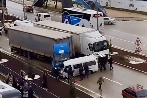 KAYGAN YOLDA SAVRULAN PANELVAN KARŞI ŞERİDE GEÇTİ : 1 ÖLÜ, 2 YARALI