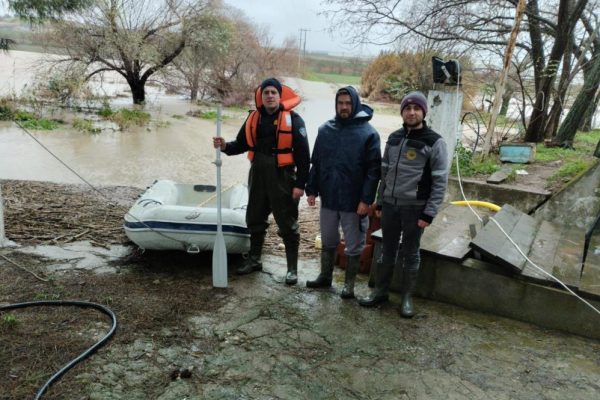 MAHSUR KALAN VATANDAŞLARI İTFAİYE KURTARDI