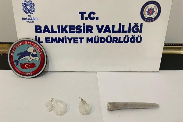 ÜÇ KİŞİNİN ÜZERİNDE UYUŞTURUCU YAKALANDI
