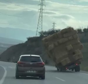 Balıkesir’in Gönen ilçesi seyir halinde olan saman balyası yüklü kamyon