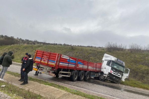 TAŞTEPE MEVKİİ’NDE TIR KAZASI, ŞOFÖR YARALI