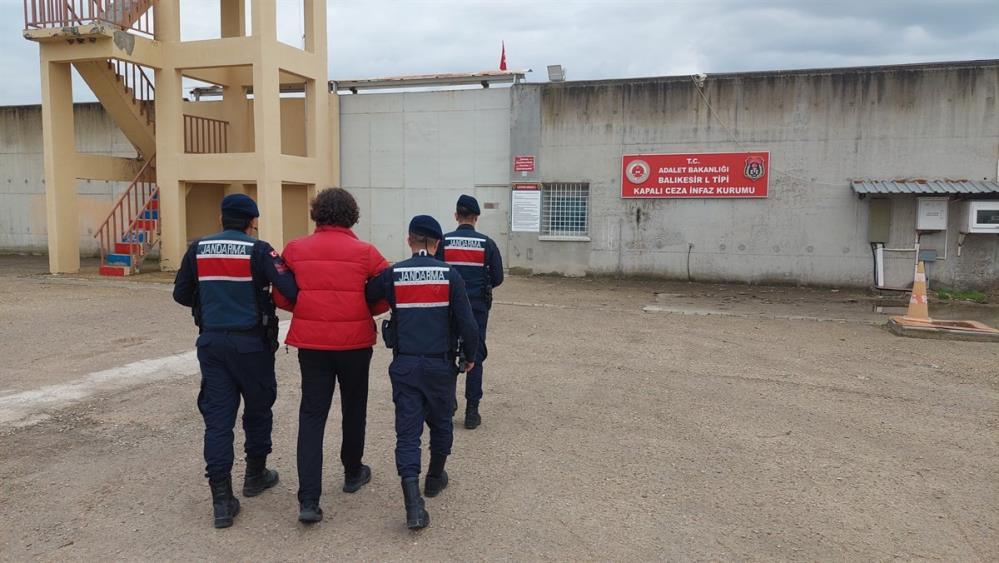 ARANAN FETÖ’CÜ YAKALANDI Balıkesir’de yol kontrol görevi yapan jandarma ekipleri hakkında kesinleşmiş 4