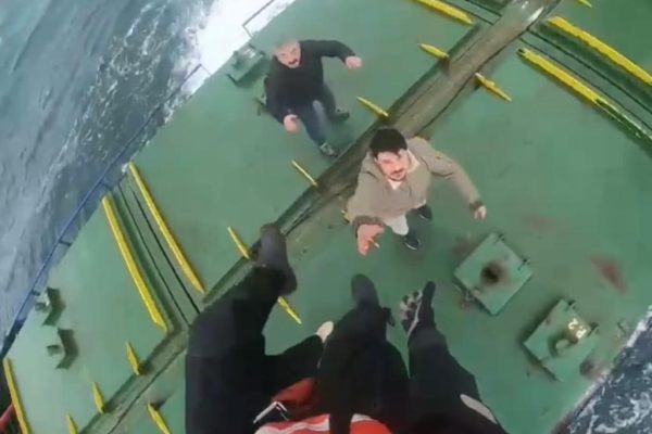 DENİZDE CAN PAZARI… MÜRETTEBAT HELİKOPTERLE KURTARILDI, GEMİ KIYIYA ÇEKİLDİ