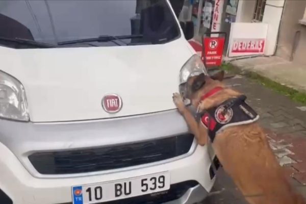 OTOMOBİL KAPUTUNDAN 1 KİLO UYUŞTURUCU ÇIKTI