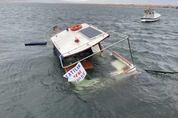 SAHİBİNİN GÖZLERİ ÖNÜNDE SULARA GÖMÜLDÜ