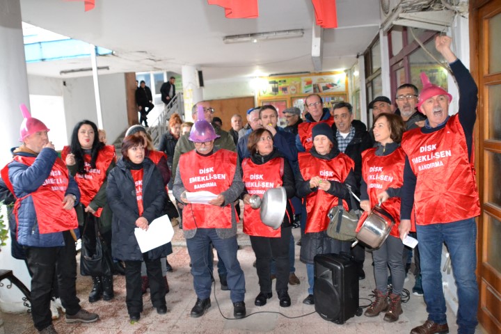 DİSK Emekli Sendikası üyeleri düzenledikleri basın toplantısı ile emeklilere yapılan