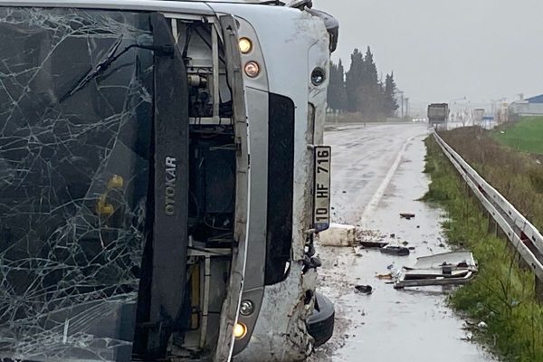 SERVİS MİNİBÜSÜ DEVRİLDİ : 2 YARALI