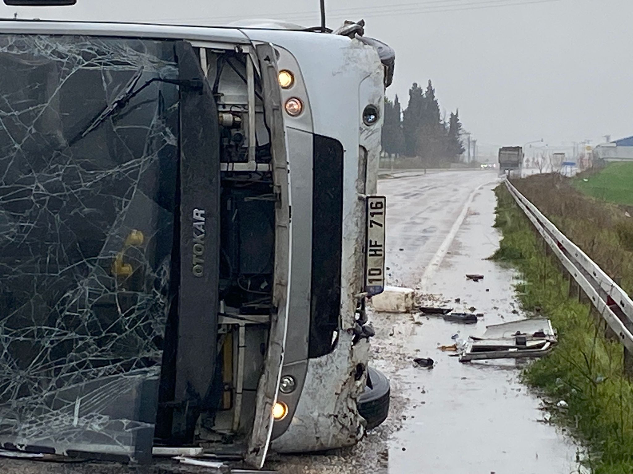 Balıkesir’in Gönen İlçesi’nde aşırı yağış nedeniyle kayganlaşan yolda servis minibüsü
