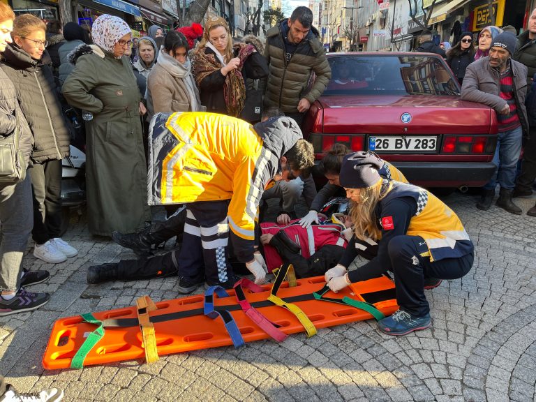 Bandırma’da Terziler Caddesi üzerinde seyir halinde olan motosikletli kurye Y.E.D.,