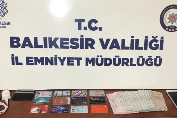 19 SUÇTAN ARANIYORDU, SAHTE KİMLİKLE GİZLENEN DOLANDIRICI YAKALANDI
