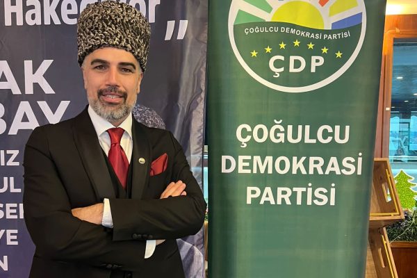BAŞKAN ADAYLIĞINI KRUVAZÖR’DE İLAN ETTİ