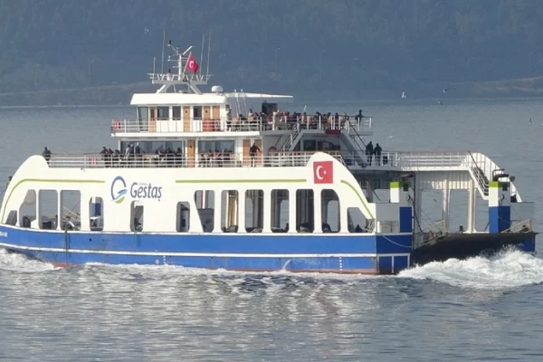 ERDEK’TE OLUMSUZ HAVA ŞARTLARI YÜZÜNDEN DENİZ ULAŞIMI YAPILAMIYOR