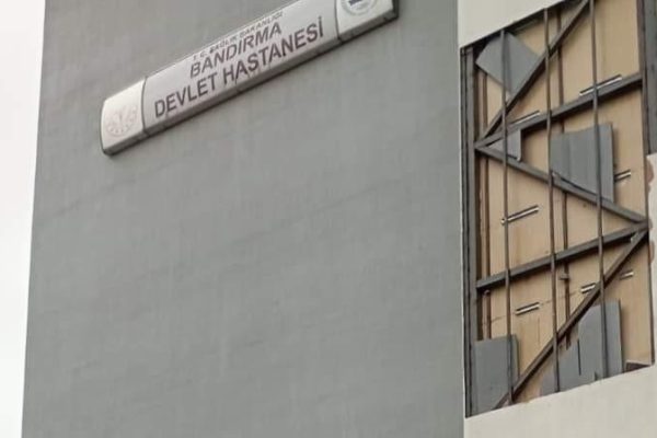 ŞİDDETLİ RÜZGAR HASTANE BİNASINA ZARAR VERDİ