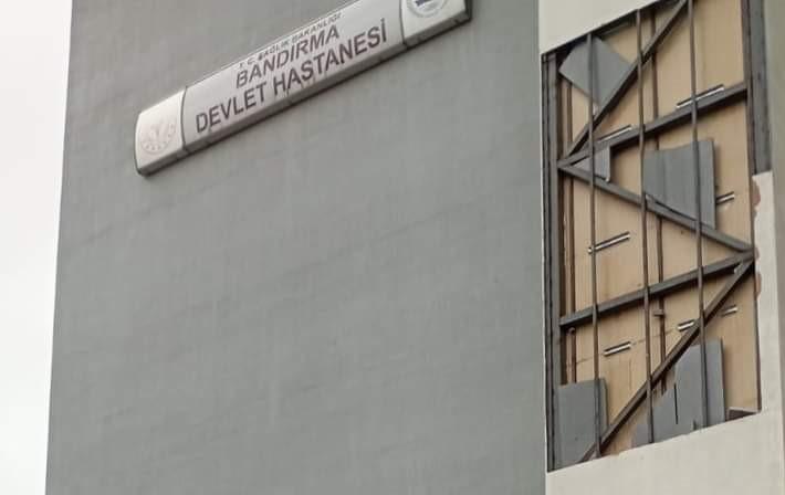 Bandırma’da etkili olan şiddetli rüzgar Bandırma Eğitim ve Araştırma Hastanesi’nin