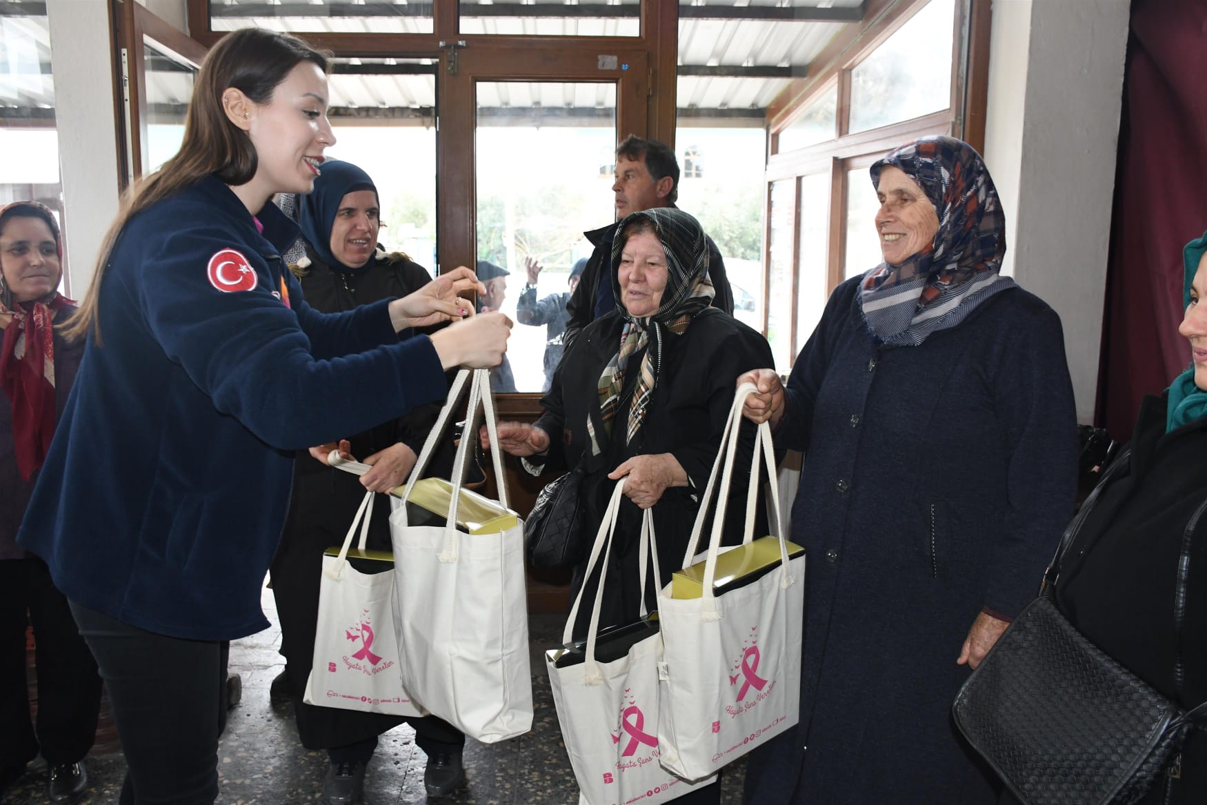 BÜYÜKŞEHİR GÖNEN’DE SAĞLIK TARAMASI YAPIYOR Balıkesir Büyükşehir Belediyesi ekipleri, sağlık taraması hizmetlerini kırsal mahallelerde düzenli