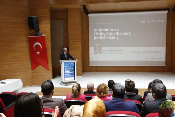 ÜNİVERSİTEDE DEPREM SEMİNERİ