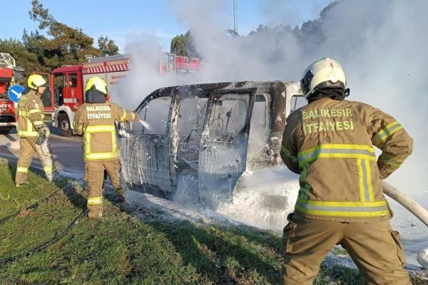 YANAN BELEDİYE ARACI KULLANILAMAZ HALE GELDİ