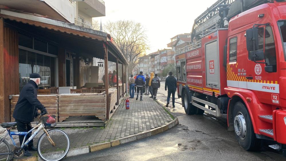 GÖNEN’DEKİ FIRIN YANGINI KORKU YARATTI Balıkesir’in Gönen ilçesinde bir ekmek fırınında çıkan yangında maddi hasar