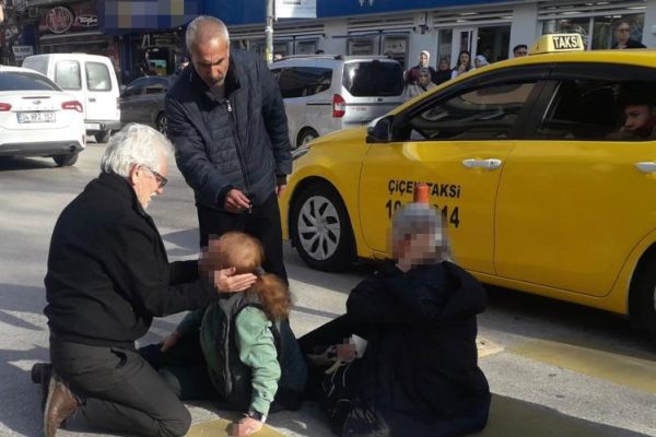 MOTORSİKLETLE YAYALARA ÇARPTI