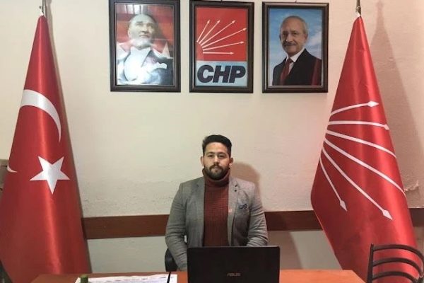 “HAİNLER” DEDİ 35 KİŞİ İLE PARTİDEN İSTİFA ETTİ!