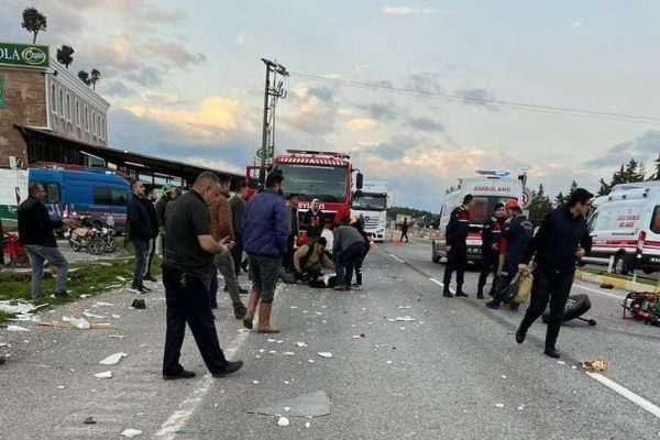 TIR İLE MİNİBÜS ÇARPIŞTI 9 KİŞİ YARALANDI