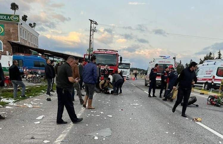TIR İLE MİNİBÜS ÇARPIŞTI 9 KİŞİ YARALANDI Balıkesir’in Ayvalık ilçesinde mermer yüklü TIR’ın, işçileri taşıyan servis minibüsüne