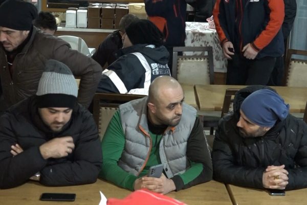 MÜRETTEBATIN YAKINLARI GELECEK UMUTLU HABERİ BEKLİYOR